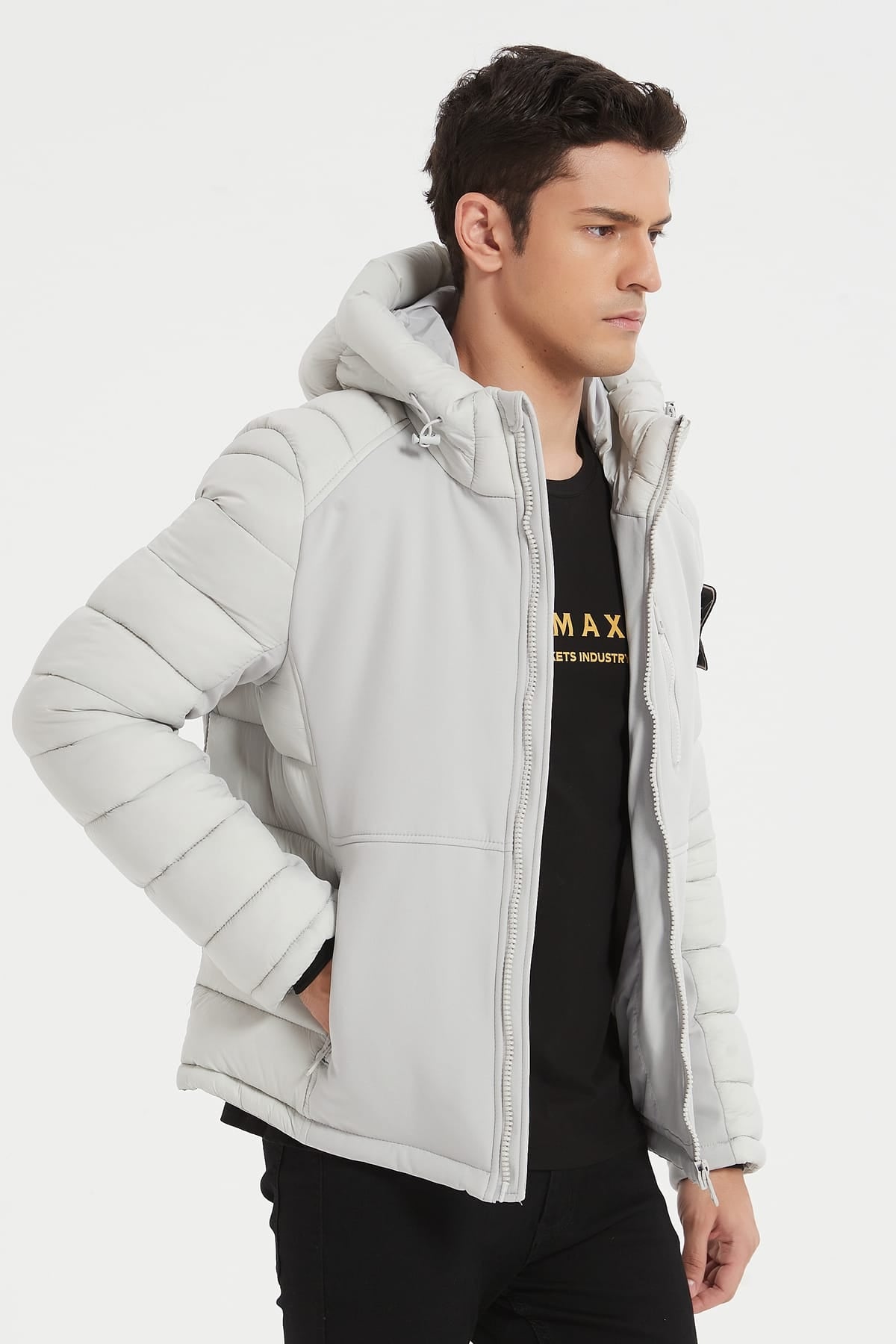 Heren Pufferjas met Capuchon en Badge Detail