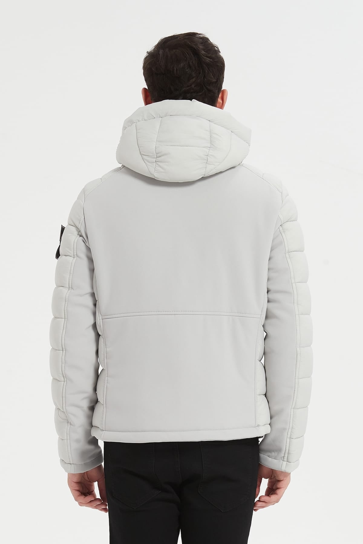 Heren Pufferjas met Capuchon en Badge Detail